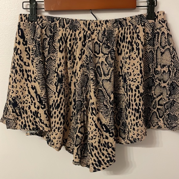 Lizard Thicket Neutral/Light Pink Leopard Shorts. - Picture 4 of 6